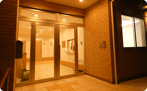 施設のエントランス