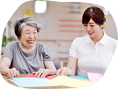 職員とお客様がアクティビティをしているイメージ